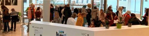 Viele Besucher nutzten die Chance, das neue Lieblingsbuch zu finden. Foto re
