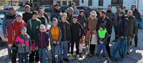 Viele freiwillige Helfer beteiligten sich an der Müllsammelaktion.Foto Mayer