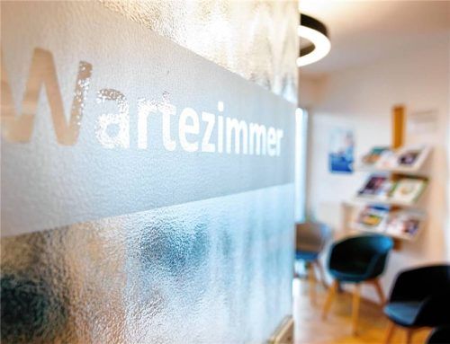 Viele Hausarztpraxen haben mit finanziellen Sorgen zu kämpfen. Dr. Michael Iberer aus Rosenheim befürchtet, dass viele Praxen wegen der zusätzlichen Belastungen zusperren könnten. Foto dpa