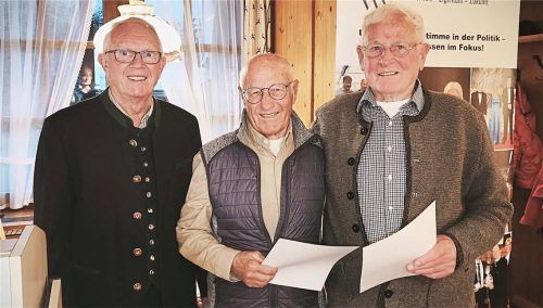 Vielleicht die letzte Ehrung von treuen Mitgliedern: (von links) Vorsitzender Hubert Kurz gratulierte Gerhard Strobl und Hans Schneider. Foto  re