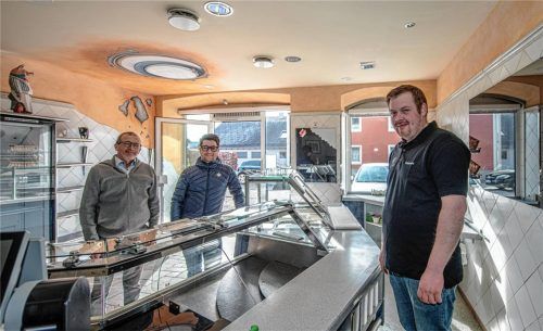 Vinzenz Leitner (rechts) ist glücklich, dass er eine neue Metzgerei hat. Johannes Thusbaß (Mitte) ist glücklich, dass Prutting wieder einen Metzger im Dorf hat. Und Georg Maier (links) ist glücklich, dass sein Nachfolger ein „echter“ Metzger ist. Noch ist die Theke leer. Das ändert sich am heutigen Mittwoch.Foto JOHANNES THOMAE