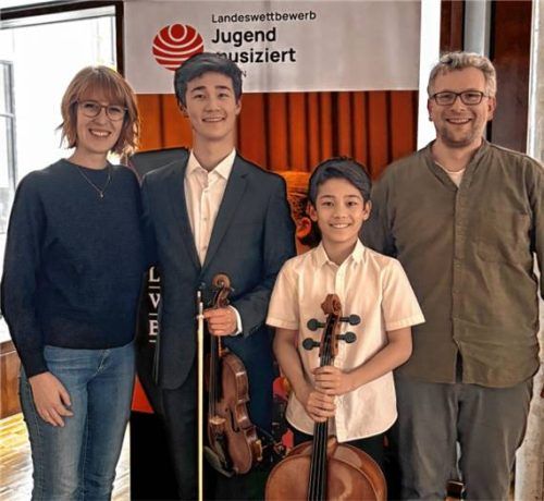 Violin-Lehrerin Sarah Emmert von der Musikschule Traunstein mit dem erfolgreichen Brüderpaar Sebastian und Maximilian Rein aus Traunstein sowie Komponist Patrick Pföß.