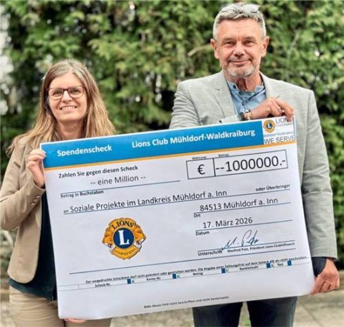 Voll Stolz präsentieren Andrea Mooshammer, Präsidentin des Lions Clubs Mühldorf-Waldkraiburg, und Manfred Putz, Vorsitzender vom Lions Clubhilfswerk Mühldorf-Waldkraiburg, die eingesammelte Spendensumme von einer Million Euro, die geknackt wurde. Foto  Eschenfelder