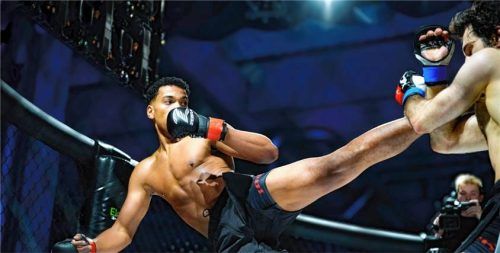 Volle Kontrolle: Luis Akhigbe trifft seinen Gegner mit einem Kick und sichert sich später einen Punktsieg.Foto Underdogs