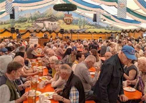 Volles Zelt und große Gaudi beim Seniorennachmittag im Kieferer Bierzelt. Foto HOffmann