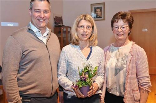 Von links: Bürgermeister Christian Weyrich, Petra Stief, Vorsitzende Gertraud Reiser.Foto Höpfinger