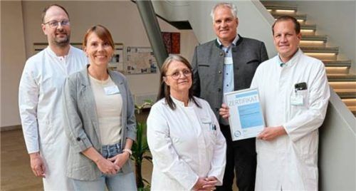 (von links) Funktionsoberarzt Dr. Andreas Haindlmaier, Orthopädie, Unfallchirurgie und Handchirurgie, Heidi Heß, Mitarbeiterin des Qualitätsmanagements, Dr. Henriette Hönings, Chefärztin der Akutgeriatrie, Thomas Ewald, Vorstandsvorsitzender des InnKlinikums und Prof. Dr. Christian Pfeifer, Chefarzt der Unfallchirurgie, Orthopädie und Handchirurgie.