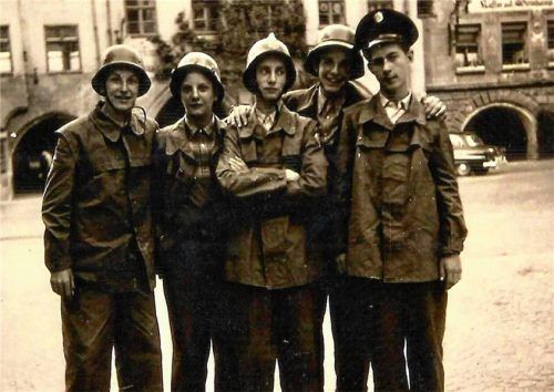 Vor 70 Jahren trat Rudi Göpfert senior (Zweiter von links) in die Wasserburger Feuerwehr ein.