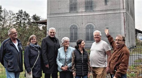 Vor dem ehemaligen Waldkraiburger Bahnhof: (von links) Jürgen Zabelt, Conny Mader, Peter Schmid-Rannetsperger, Christa Zabelt, Monika Feist, Bernd Wegmann und Gert Hilger. Foto  re