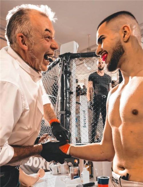 Vor dem Einsatz im Käfig: Simon Chumak wird auf seinen Kampf vorbereitet.Foto Rumble Cage Series