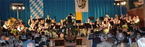 Vor voll besetzten Reihen entfaltet die Musikkapelle Niederaudorf ihre ganze Klangkraft – Ein Konzertabend, bei dem Orchester und Publikum in spürbarer Nähe und gemeinsamer Begeisterung zusammenfanden. Foto re