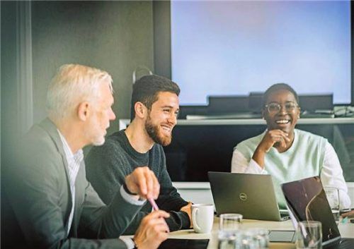 Vorbereitung hilft: Ein kurzer, klarer Pitch, den man regelmäßig übt, kann die Nervosität vor Selbstvorstellungen deutlich reduzieren. Foto ZACHARIE SCHEURER/DPA-TMN