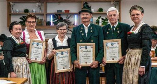 Vorsitzende Renate Bauer (links) und ihre Stellvertreterin Verena Melhorn (rechts) ehrten (von links) Maria Entfellner (60 Jahre), Elisabeth Göbl (50), Blasius Plenk (60) und Hans Pertl (70) für ihre langjährige Mitgliedschaft. Foto  Flug
