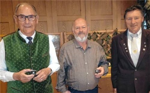 Vorsitzender Hans Weiderer (rechts) gratulierte den Jubilaren Helmut Bichler (links) und Josef Labsch. Foto PENZKOFER: