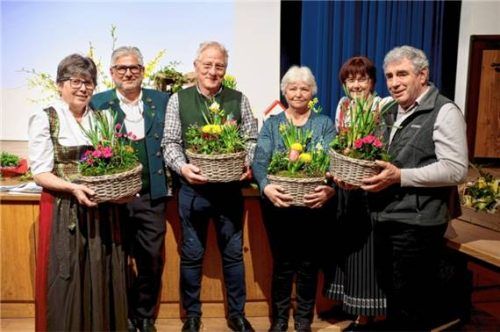 Vorsitzender Peter Irlacher (Zweiter von links) und seine Stellvertreterin Rita Voit (Zweite von rechts) mit den geehrten Mitgliedern (von links): Christa Mörtl, Waldemar Trippen, Marianne Lankes und Sepp Schobersteiner. Foto Krammer