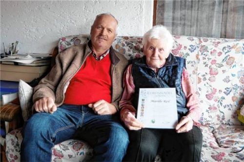 Vorsitzender Sepp Fritz gratuliert Marille Reil zu ihrer Auszeichnung für 25-jährige Treue zum Verein. Foto Wastl