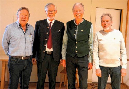 Vorsitzender Thomas Stacheter (Zweiter von links) ehrte (von links) Max Holzapfel, Gerhard Eirainer und Hans Jungbauer für jeweils 50-jährige Mitgliedschaften bei der Krieger- und Soldatenkameradschaft Westerham. Foto Merk