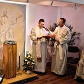 Weihbischof Haßlberger segnet neue Anbetungskapelle