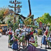 Maibaumfiguren kehren an ihren Platz zurück