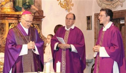 Weihbischof Florian Wörner (Mitte), Pfarrer Andreas Kolb (rechts) und Pfarrvikar Franz Xaver Finkenzeller (links) nach dem Einzug in die Klosterkirche. Foto Albersinger