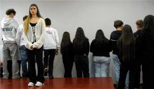 Weiß-Schwarz-Gruppen stehen sich zuerst abweisend, ja feindlich gegenüber. Mittendrin Emily, die Unentschlossene, um die alle buhlen. Foto Fischer