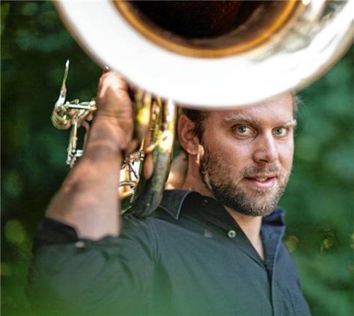 Weiß Skurriles aus seinem Alltag als Musiker zu berichten: Tuba-Professor Andreas Martin Hofmeir. Foto Gerlach