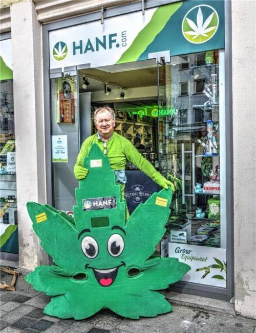 Wenzel Cerveny mit dem Laden-Maskottchen „Hanfi“ – auch zur Eröffnung in Mühldorf wird er höchstpersönlich in dieses Kostüm schlüpfen. Foto Hanf.com