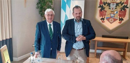 Werner P. Bohrer, Vorsitzender der Senioren-Union (links), mit dem Landtagsabgeordneten Sascha Schnürer beim Kreuzerwirt in Mettenheim. Foto  Bauer