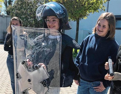 Wie fühlt es sich an als Polizistin? Zahlreiche Schülerinnen erkundigten sich beim Girls’ Day über die Arbeit bei der Polizei in Bad Aibling. Fotos Bettinger