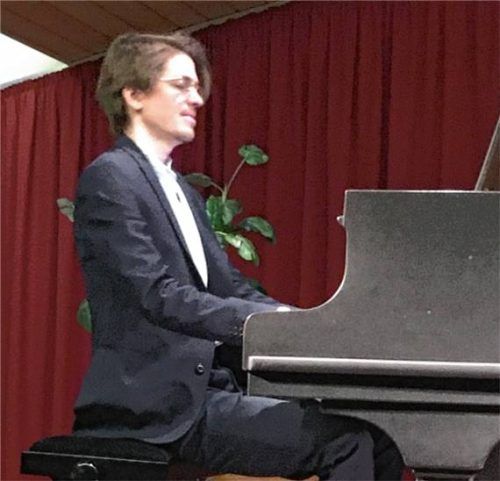 Wie versprochen wiedergekommen: Daniel Prinz bei seinem Konzert im Carl-Orff-Saal. Foto  Jaensch