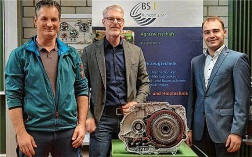 Willibald Schlögl übergab das Hybrid-Getriebe an Schulleiter Thorsten Kögler und Werkstattbetreuer Josef Wolfertstetter (von rechts). Foto  Berufsschule I, Mühldorf