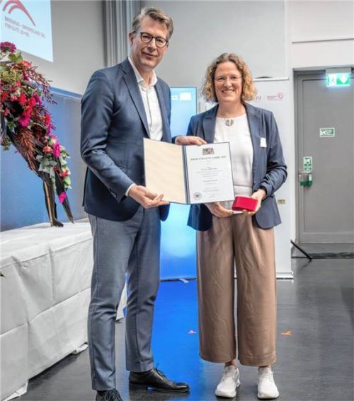 Wissenschaftsminister Markus Blume mit Prof. Dr. Claudia Schäfle von der TH Rosenheim. Foto Axel König/StMWK