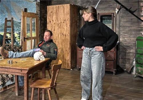 Wo ist nur dieses mysteriöse Buch? Das fragen sich die Geschwister Nepo (Sepp Brunnhuber) und Flora (Lilian Pavlak). Foto Eder