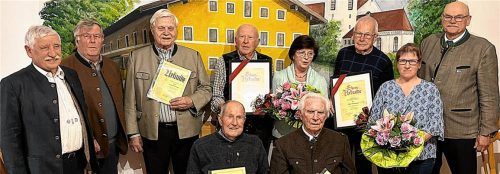 Würdevolle Ehrungen bei der Jahreshauptversammlung des Seniorenvereins Pang beim Kirchenwirt: (Stehend, von links): Hans Demberger, Schriftführer; Adi Wallner, Zweiter Vorsitzender; Franz Gutzlinger, 40 Jahre Mitgliedschaft; Harri Gutwald, Ehrenmitglied für 15 Jahre Schatzmeister; Ingrid Gutwald für langjährige Mitarbeit; Albert Obermeier, Ehrenmitglied für sieben Jahre Vorsitzender; Resi Busch, Schatzmeisterin; Michael Paul, Vorsitzender; (Sitzend, von links) Josef Helltaler und Alfred Kolb, jeweils 50 Jahre Mitgliedschaft. Foto Knarr