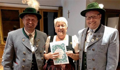 Wurde für 50 Jahre Vereinstreue geehrt: Erika Clausen (Mitte) mit Vorsitzendem Alois Huber (links) und dem Zweiten Vorsitzenden Markus Zehetmaier. Foto Ahrens