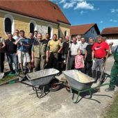 Freiwillige erneuern Friedhof in Seeon-Seebruck