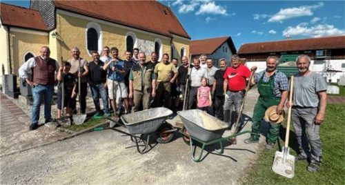 Zahlreiche Bürger haben sich selbstlos für die Instandsetzung der Wege am Friedhof engagiert. Foto Gemeinde Seeon-Seebruck