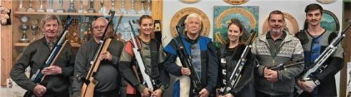 Zielsicher: Sebastian Voggenauer, Johann Aicher, Veronika Brehmer, Wolfgang Michel, Daniela Dudek, Bernhard Brehmer und Xaver Brehmer (von links)Foto re