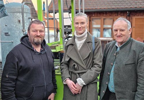 Zu Besuch beim Erfinder: Martin Straßer von der Firma MBM, Studentin Annika Frick, die ihre Bachelor-Arbeit über den neuartigen Energiespeicher schreiben wird, sowie Schönbergs Bürgermeister Alfred Lantenhammer. Foto privat