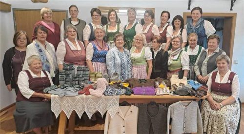 Zufrieden und stolz auf ihre entstandenen Handarbeiten haben die „Strickerinnen“ die Saison 2026 beendet. Mit zwanglosen Handarbeitstreffen geht es dieses Jahr ab Montag, 4. Mai, im Vereinsheim weiter. Foto Künzner-Hingerl