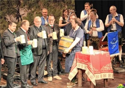 Zum 16. Mal fand der Starkbieranstich in Kufstein statt. Mit viel Prominenz, mit Auerbräu-Bier und der Karolinenfelder Musi. Foto Schmidt