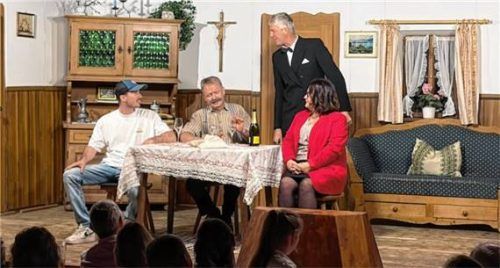 Zum Anstoßen hat Xaver (stehend: Rupert Fischer) seine vermeintliche polnische Pflegerin Bogdana Kowalsi (Maria Hirthe) eingeladen, aber Sepp (Martin Fischer) und dessen Enkel Flori (Andreas Fischer, links) wollen Xaver nicht allein das Feld überlassen. Foto Kirchner