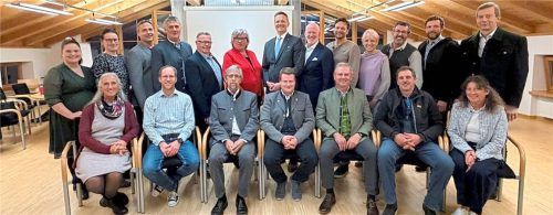 Zum letzten Gruppenbild des Gemeinderats 2020 bis 2026 fanden sich ein: (vorne, von links) Claudia Hess, Simon Hoesch, Wolf Neelsen, Andreas Scheck, Peter Thaurer, Gerhard Reiter, Tatjana Mittermayer sowie (hinten, von links) Veronika Lang, Christine Parigger, Gerhard Knickenberg, Hans Feistl, Georg Westenthanner, Dritte Bürgermeisterin Monika Schmid, Bürgermeister Simon Frank, Zweiter Bürgermeister Michael Andrelang, Michael Eder, Dr. Silke Helfmeyer, Sebastian Pertl, Florian Anner, Josef Hobelsberger. Nicht mit auf dem Bild: Franz Vordermayer.Foto  Kirchner