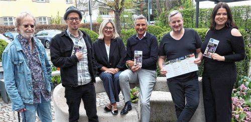 Zum Open-Air-Programm fehlt nur noch tolles Wetter, meinen (von links) Manfred Lenz, Matthias Griehl (Kulturforum Rosenheim), Christine Leuprecht (Leiterin Veranstaltungen Kurhaus), Kurdirektor Thomas Jahn, Stefan Linnerer (Kurhaus) und Lea Desler. Foto Strim