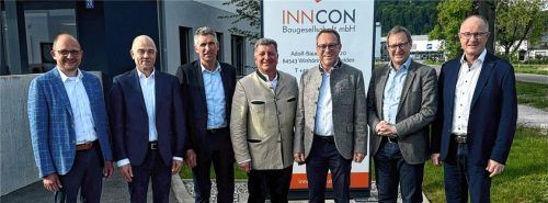 Zum politischen Austausch bei InnCon in Winhöring trafen sich (von links) Gerhard Wurm, Siegmund Strasser, Bürgermeister Karl Brandmüller, der bayerische Bauminister Christian Bernreiter, Geschäftsführer Otto Leibenger, Landtagsabgeordneter Martin Huber sowie Herrmann Strasser. Foto RE