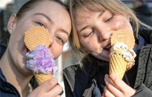 Zwei Frauen genießen ein Eis – trotz wenig sommerlichen Temperaturen. Foto dpa