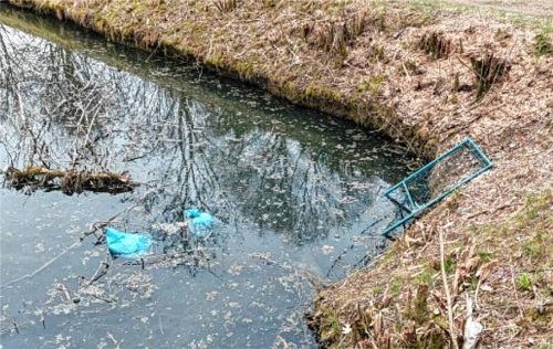 Zwei Müllsäcke und ein grünes Gartentor wurden im Rückhaltebecken hinter der Schnaitseer Turnhalle entdeckt. Wer hat etwas gesehen? Foto Gemeinde Schnaitsee
