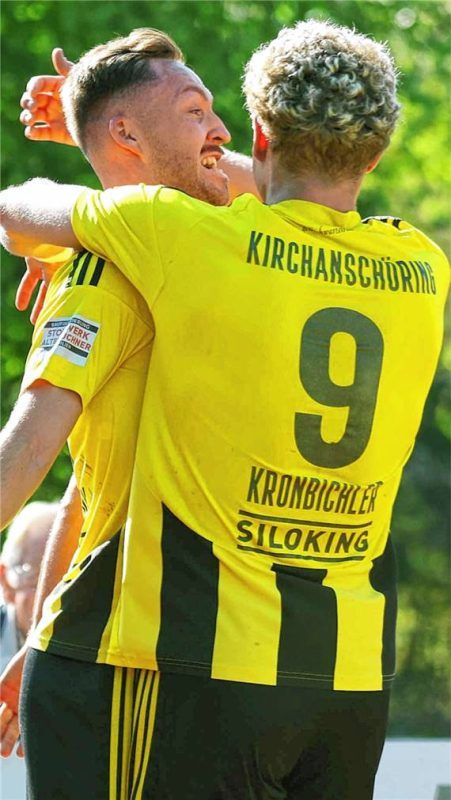 Zwei Schützen, drei Tore: Kirchanschörings Kapitän Manuel Omelanowsky (links) und Goalgetter Jonas Kronbichler bejubeln den dritten Treffer des SVK.Foto Christian Butzhammer