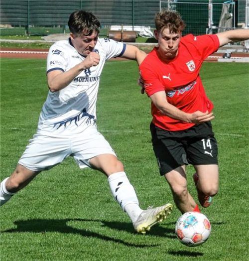 Zweikampf zwischen dem Garmischer Robin Reiter (links) und Wasserburgs Josef Stellner.Foto Oliver Rabuser