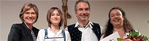 Zweite Bürgermeisterin Marianne Loferer (links) überbrachte die Glückwünsche der Gemeinde an Marlene Brunner (Zweite von links) sowie Annette und Thomas Grüber. Foto Musikförderverein Söllhuben